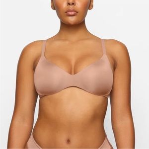 Skims Wireless Form Push Up Plunge Bra Size 42DD Nude tan